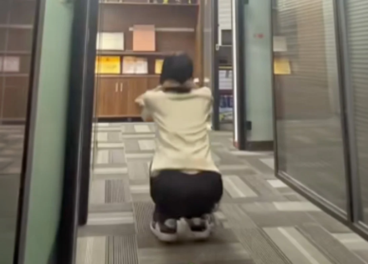 Chinese Financial Consultant Suffers Severe Muscle Breakdown After Forced 200-Squat Punishment