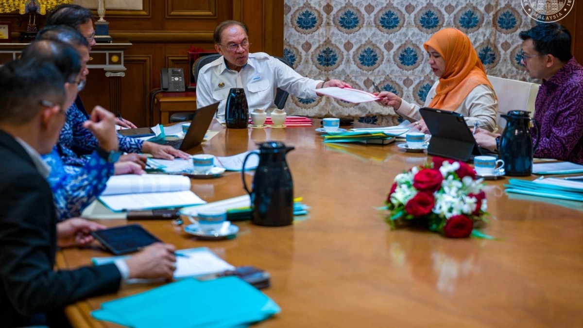 Anwar Pushes FELDA to Tackle Settler Housing and Land Rights Urgently