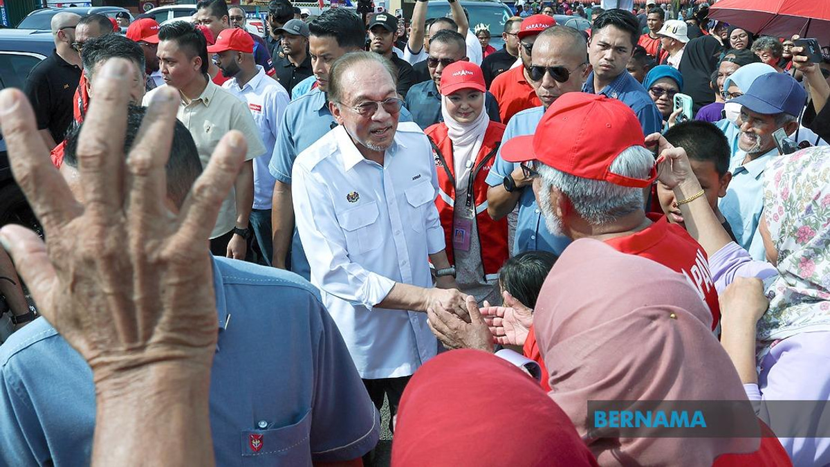 PM Anwar Makes House Call to Young Admirer After Memorable Meeting at Segamat Event