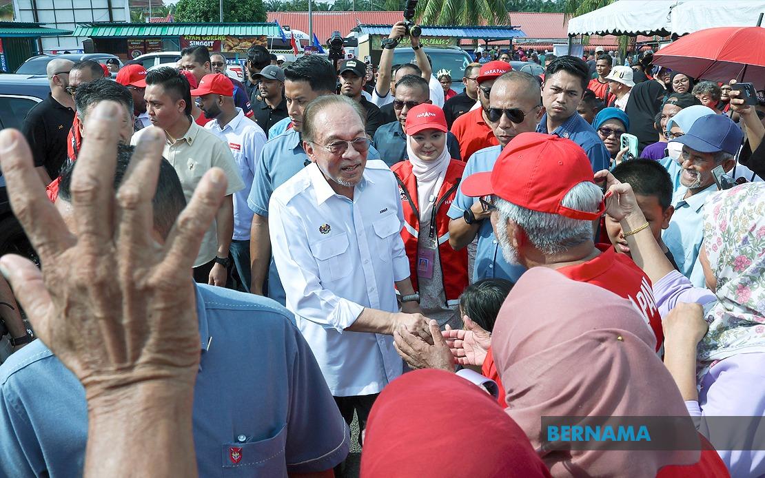PM Anwar Makes House Call to Young Admirer After Memorable Meeting at Segamat Event