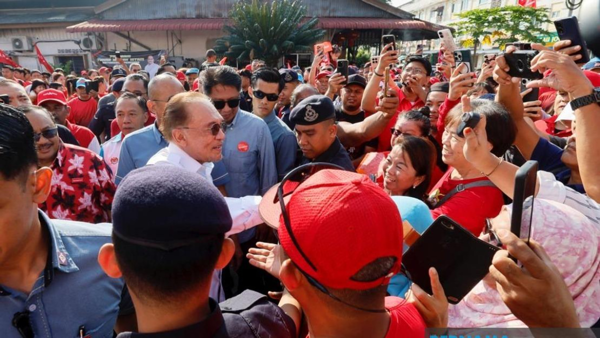 Anwar's Johor Campaign Visit Energizes Pakatan Harapan Ground Game in Final Push