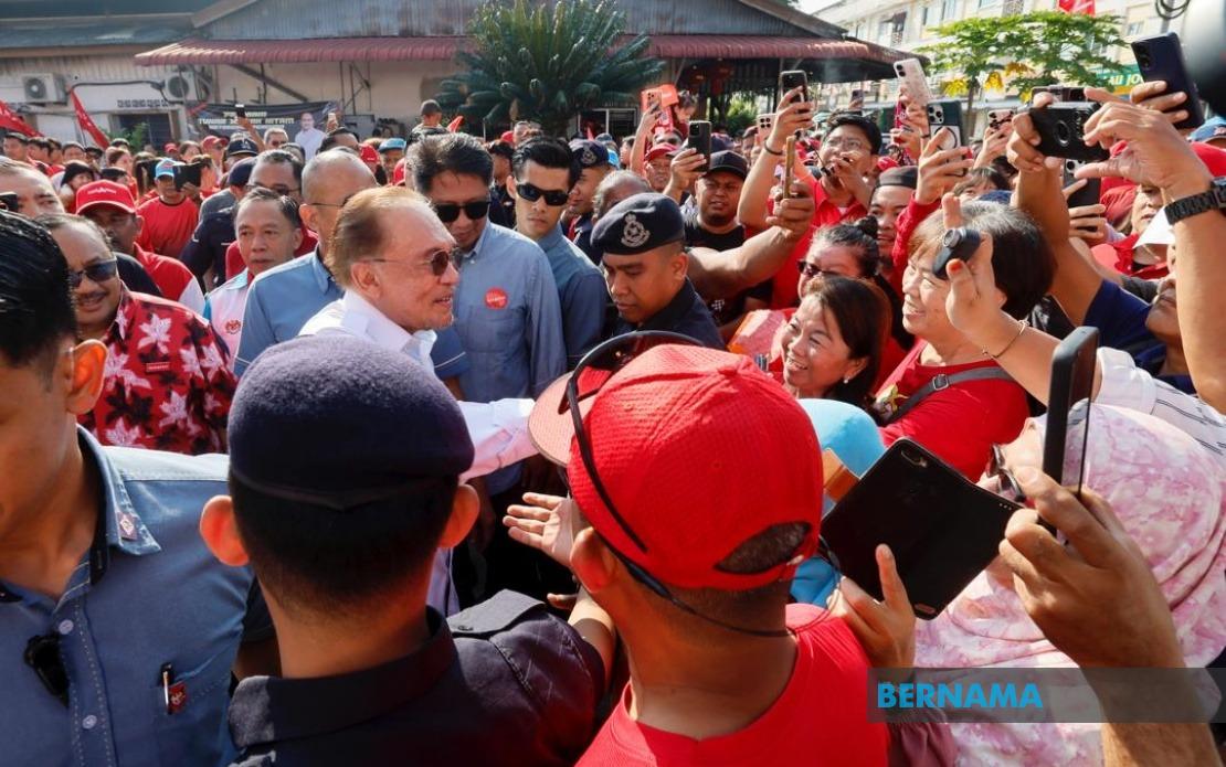Anwar's Johor Campaign Visit Energizes Pakatan Harapan Ground Game in Final Push