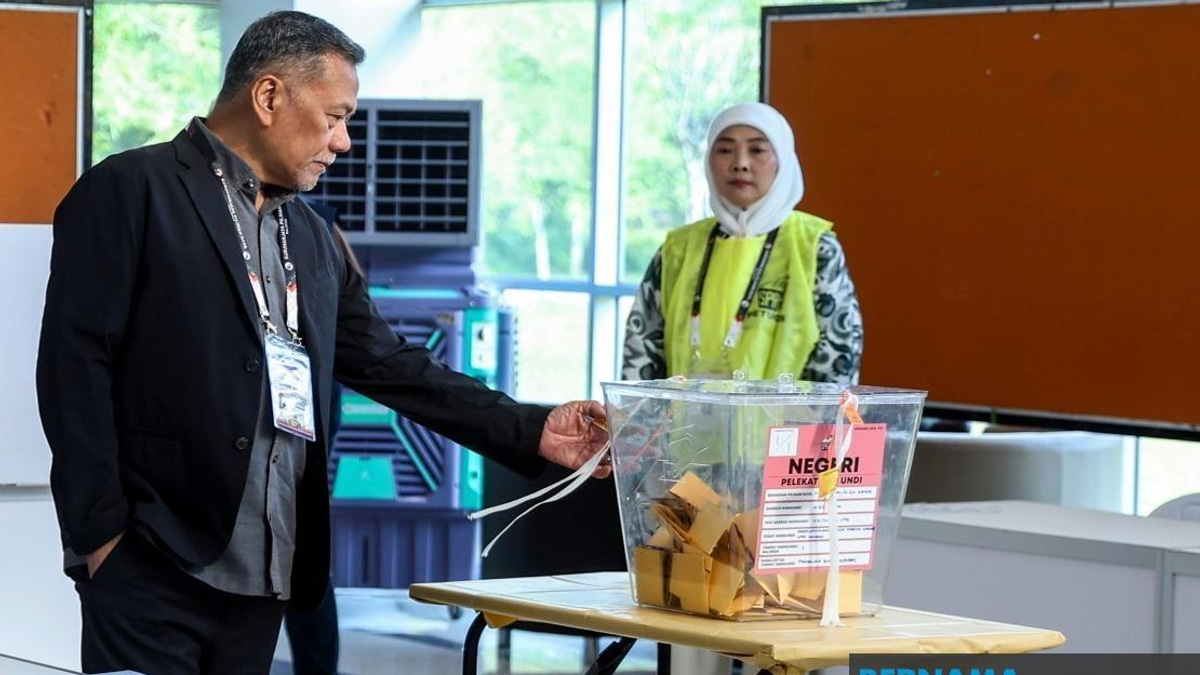 EC Chairman Conducts Inspection of Johor Polling Centres as State Election Proceeds