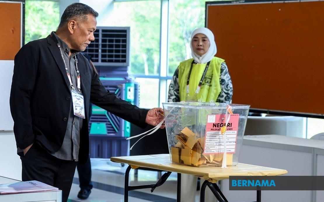 EC Chairman Conducts Inspection of Johor Polling Centres as State Election Proceeds