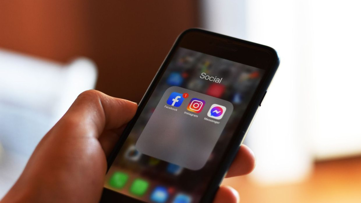 EU Prepares to Force Meta's Instagram and Facebook to Strip Away Addictive Features