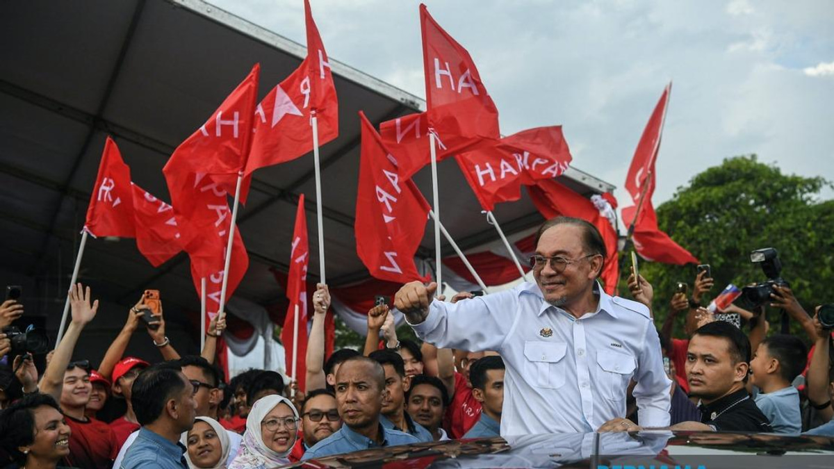 Anwar's Johor Campaign Trail Energizes Pakatan Harapan's State Election Push