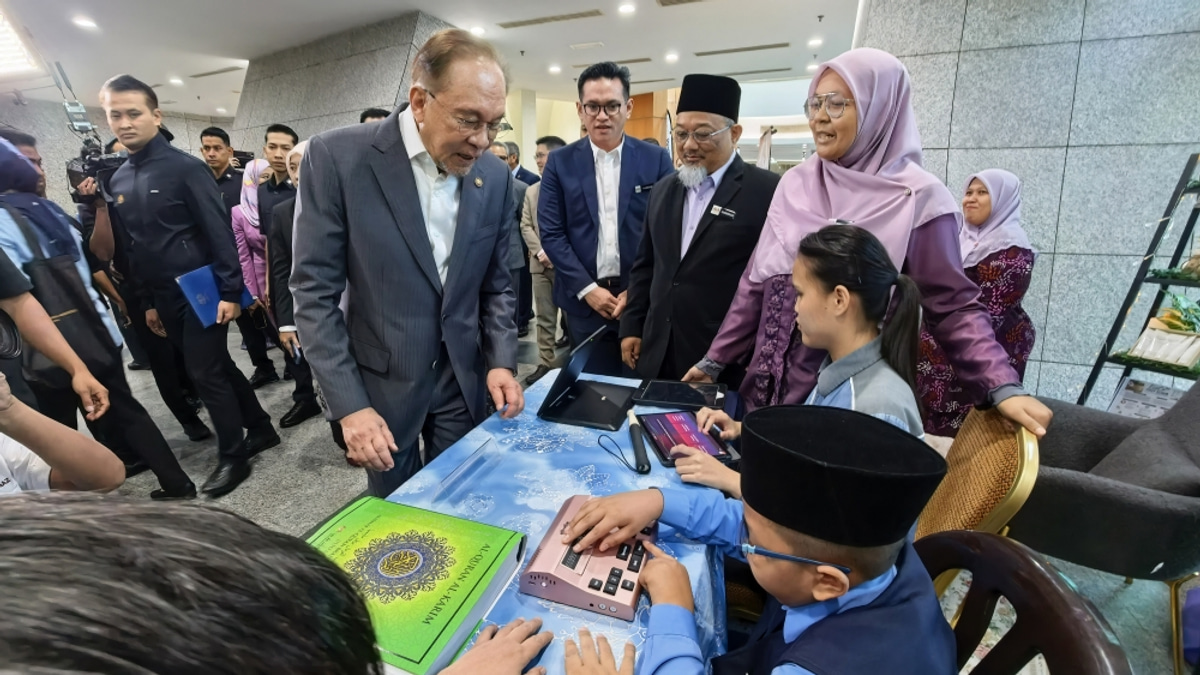 PM Anwar Urges Malaysians to Learn Foreign Languages Without Fearing for Bahasa Melayu