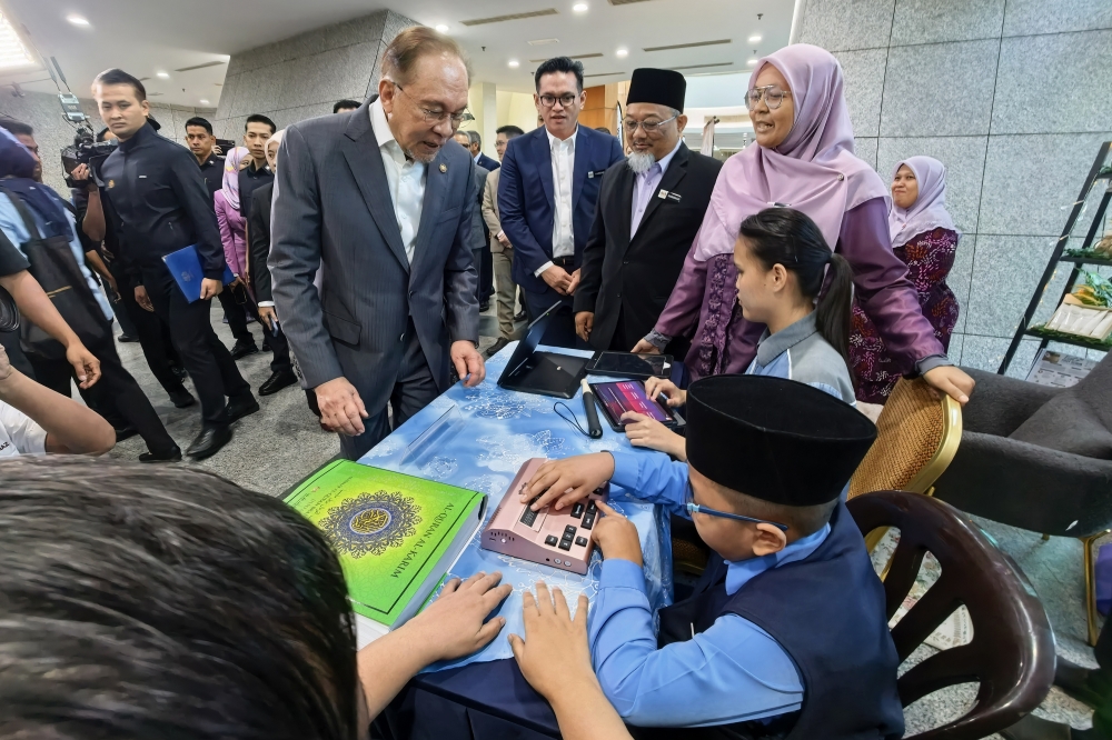 PM Anwar Urges Malaysians to Learn Foreign Languages Without Fearing for Bahasa Melayu