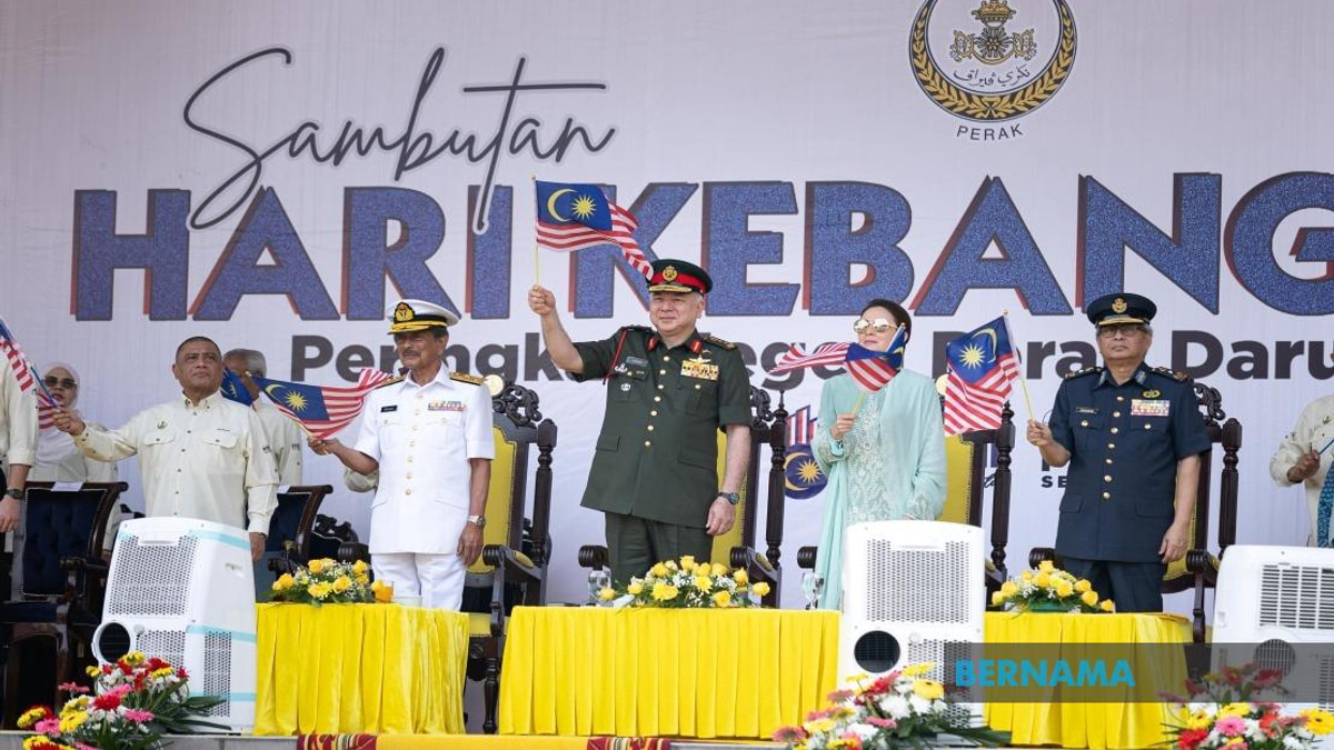 Sultan Nazrin Confers National Day Honours on 11 Military and Police Heroes