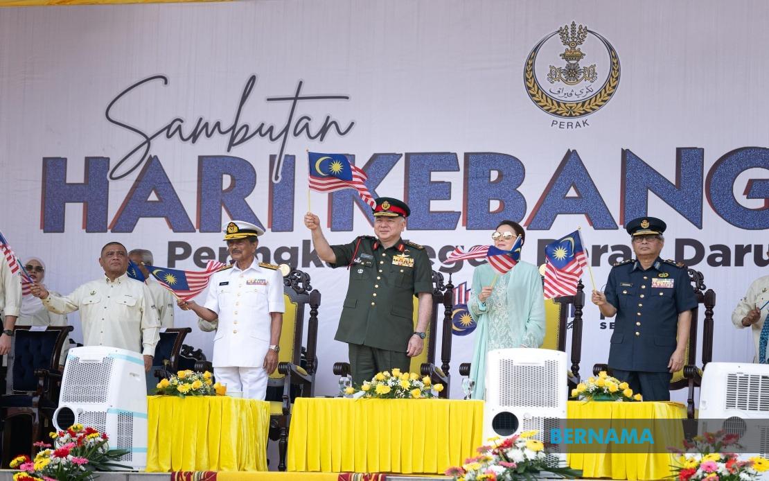 Sultan Nazrin Confers National Day Honours on 11 Military and Police Heroes