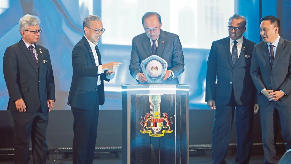 Malaysia Must Evolve Security Strategy to Counter Emerging Threats, PM Anwar Says
