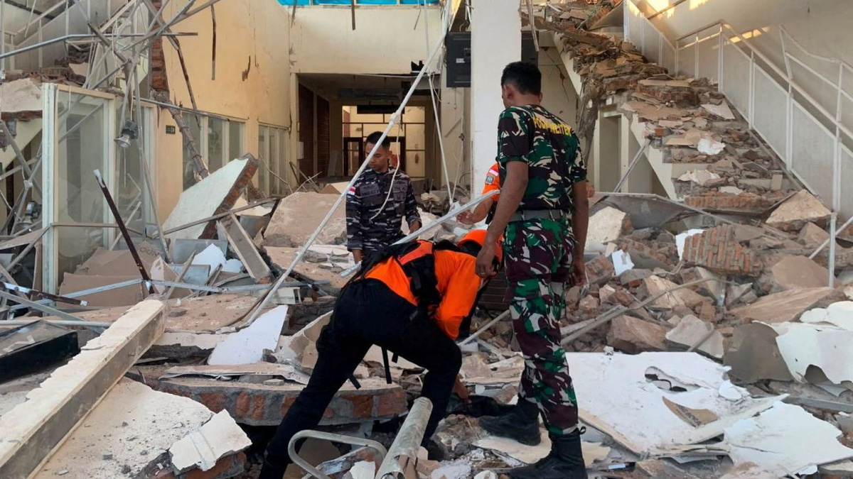 Powerful 7.7 magnitude earthquake devastates Indonesia's Flores region, killing at least two