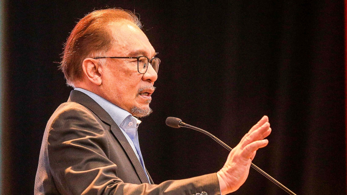 Anwar Commends Customs Agency for Intercepting Suspected Israel-Linked Cargo at Johor Port