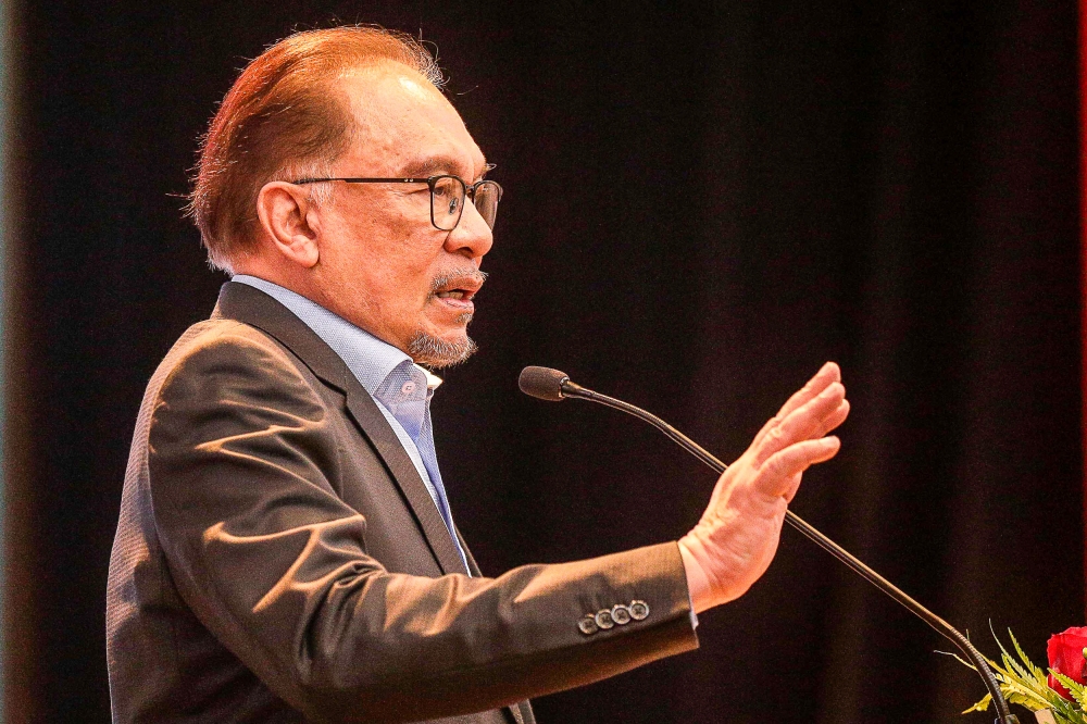 Anwar Commends Customs Agency for Intercepting Suspected Israel-Linked Cargo at Johor Port