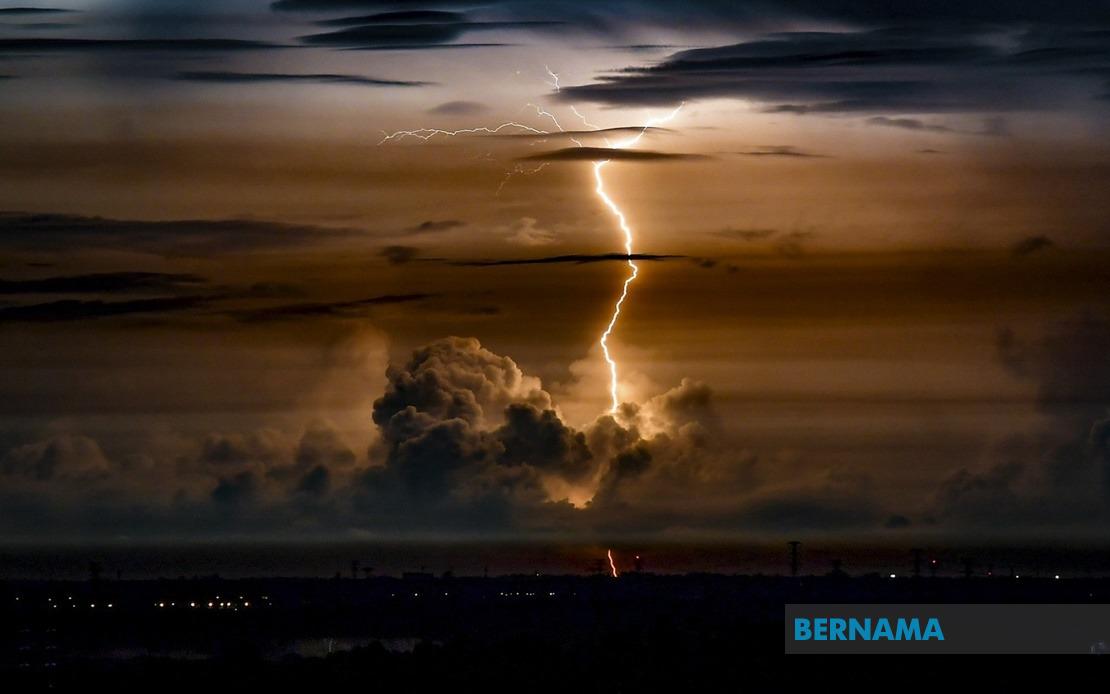 Thunderstorm Alert Issued for 10 States and KL Until Evening