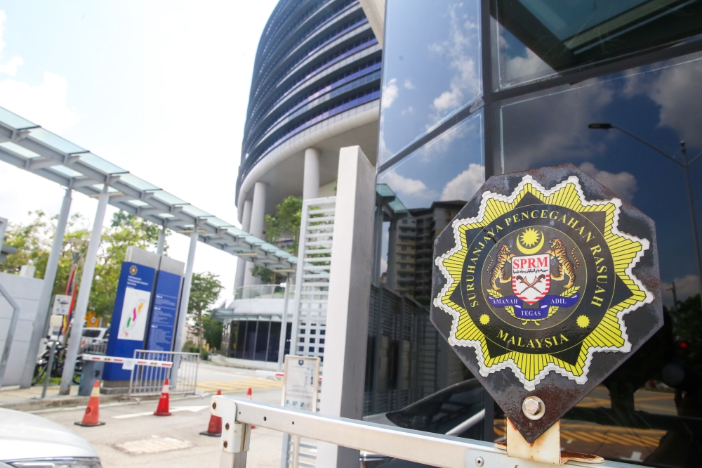 Former Civil Servant Held in MACC Probe Over RM300,000 Aid Fraud Using Fake Identities