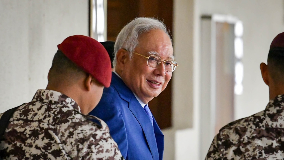 Najib Razak in Stable Condition After Coronary Procedure; No Stent Required