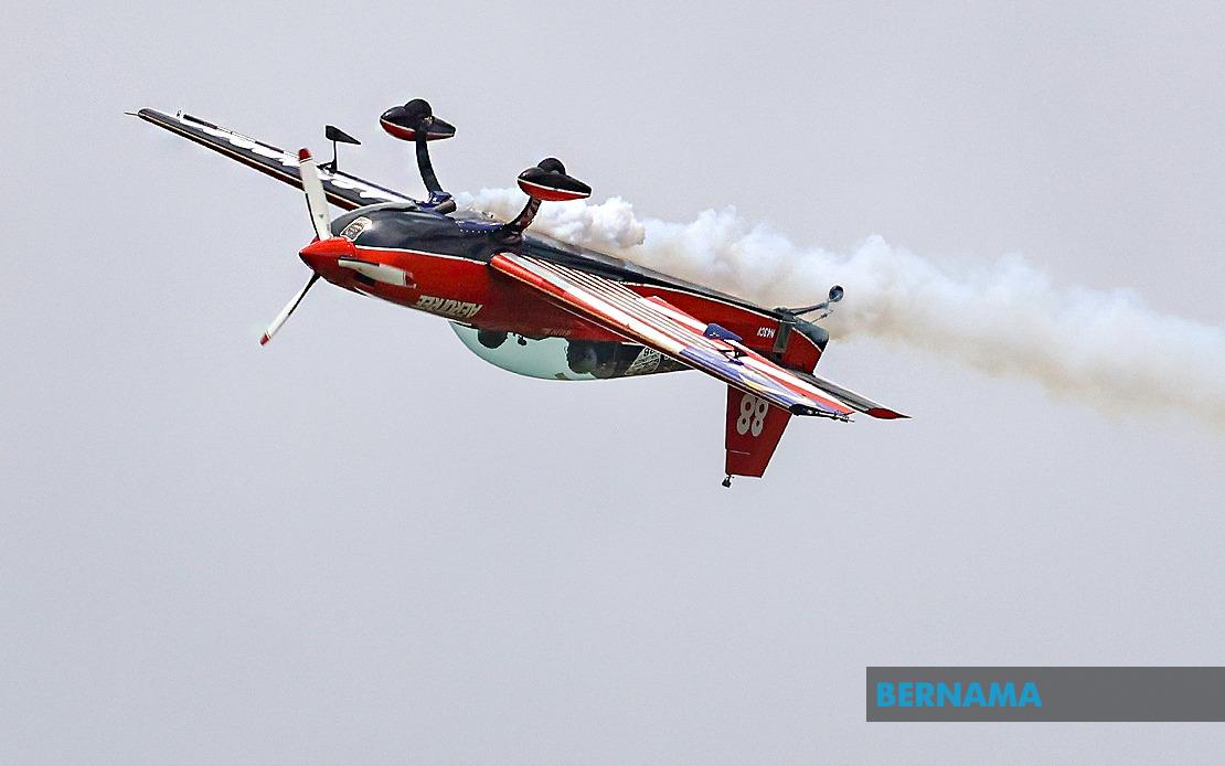 Veteran RMAF Pilot Halim Othman Showcases Four Decades Of Expertise At Merdeka Sunset Air Display