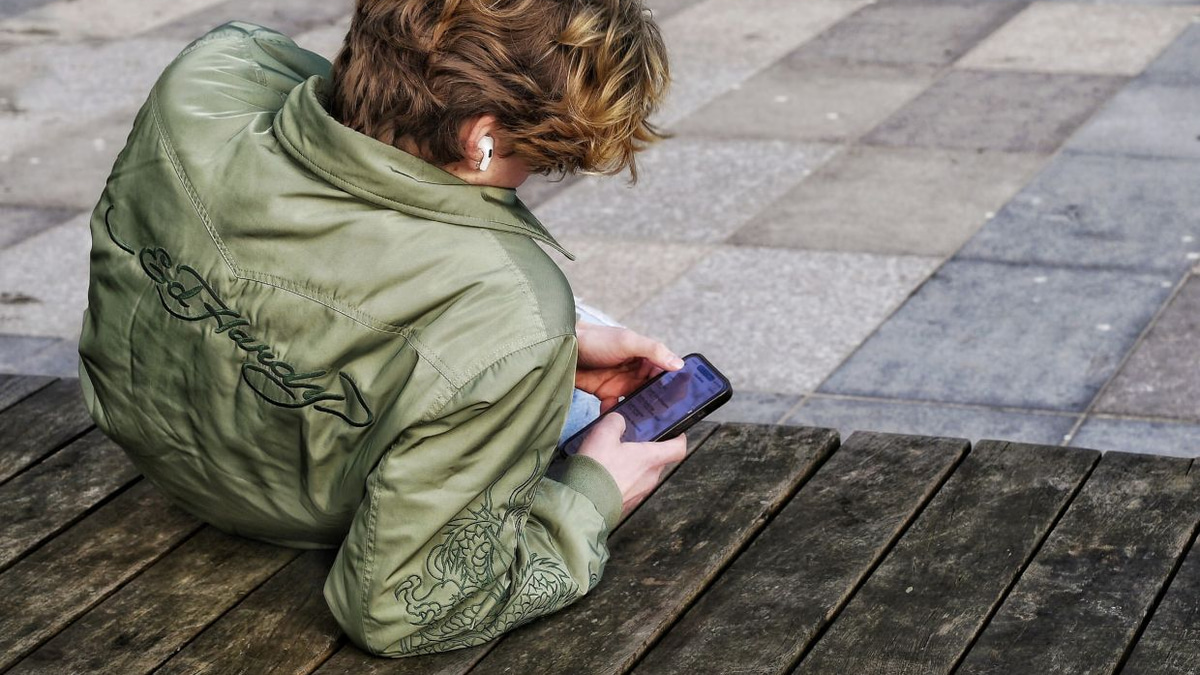 UK Teen Social Media Curfew Plan Faces Unlikely Adoption, Poll Suggests