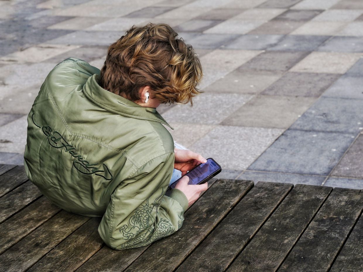 UK Teen Social Media Curfew Plan Faces Unlikely Adoption, Poll Suggests