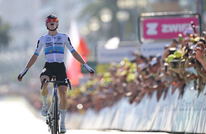 Vollering Seizes Tour de France Femmes Lead in Dramatic Stage Eight Victory