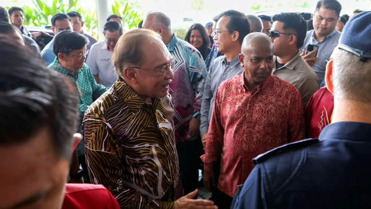 Anwar Hails Major Gas Field Awards for Petronas in Turkmenistan