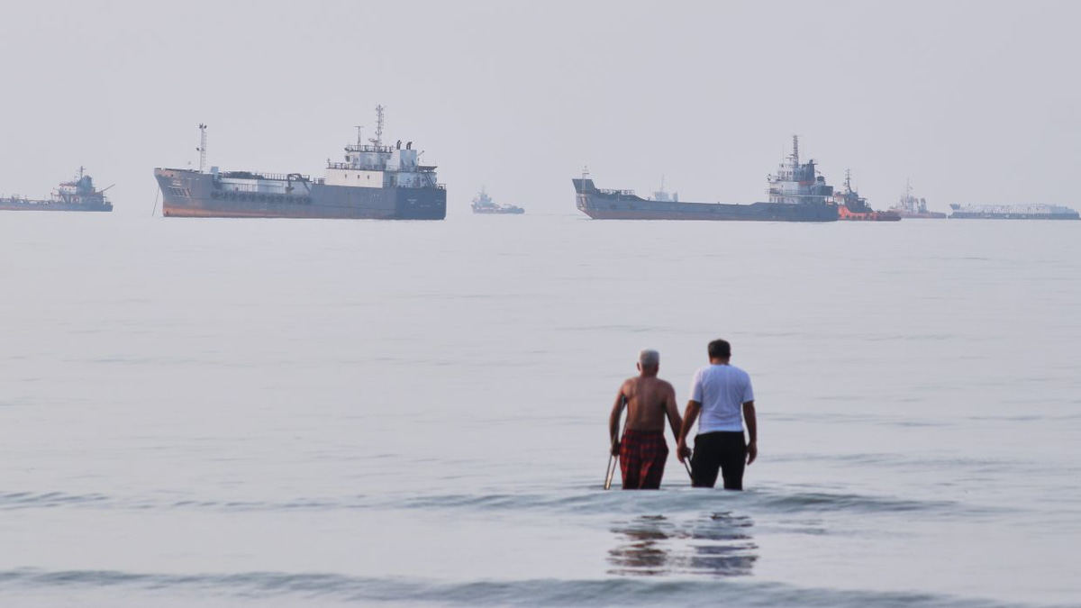 Iran Spurns Trump's Ceasefire-Free Talks Proposal as Tensions Escalate Over Hormuz Strait