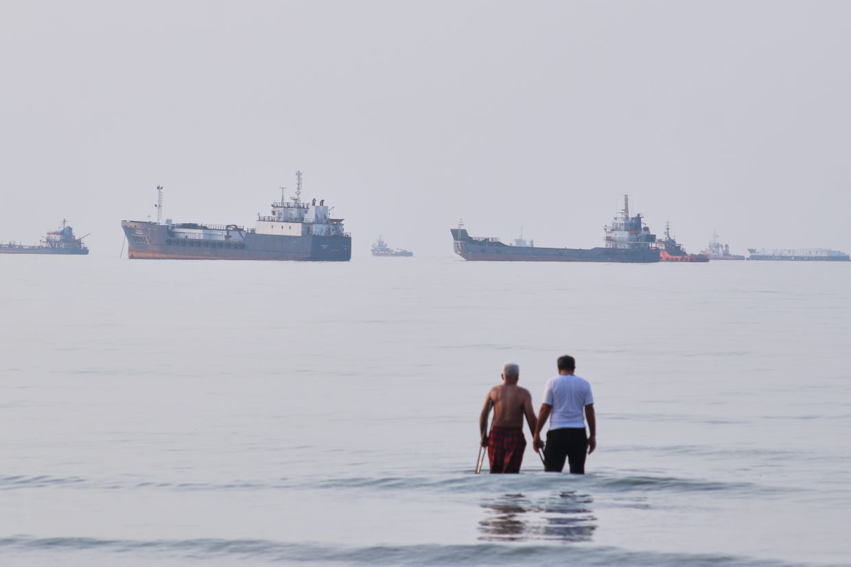 Iran Spurns Trump's Ceasefire-Free Talks Proposal as Tensions Escalate Over Hormuz Strait