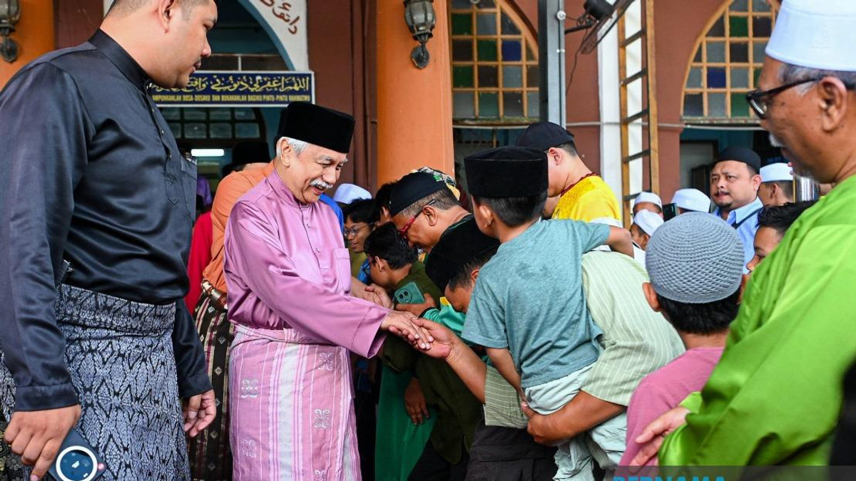 Tuanku Muhriz Leads Congregation of 500 at Seremban Mosque