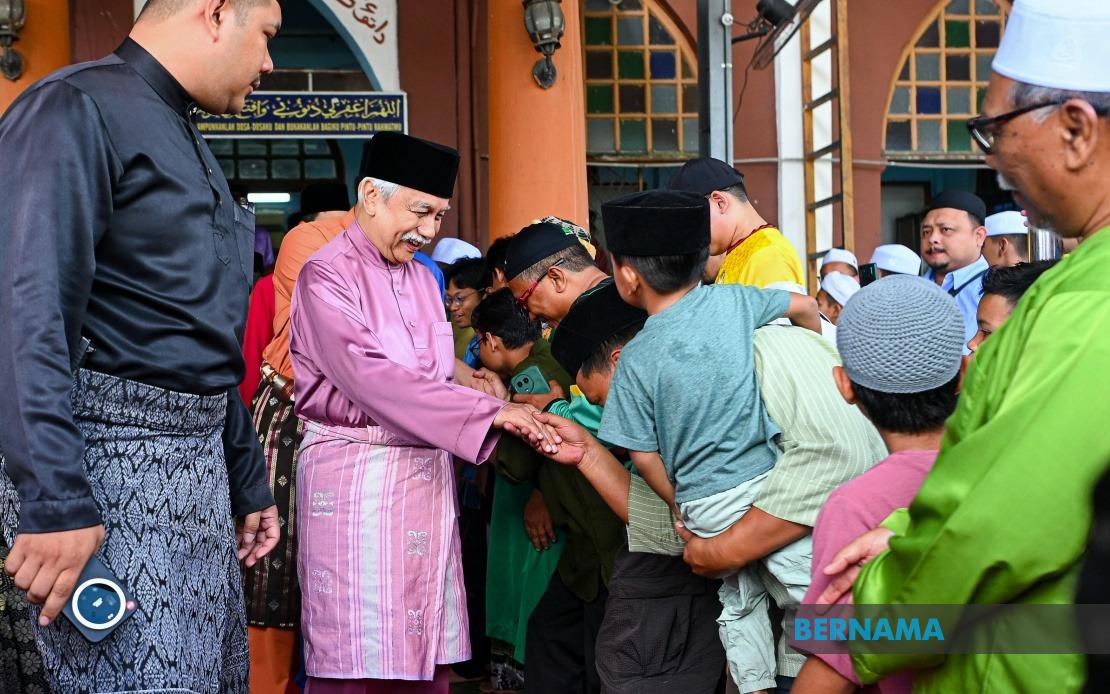 Tuanku Muhriz Leads Congregation of 500 at Seremban Mosque