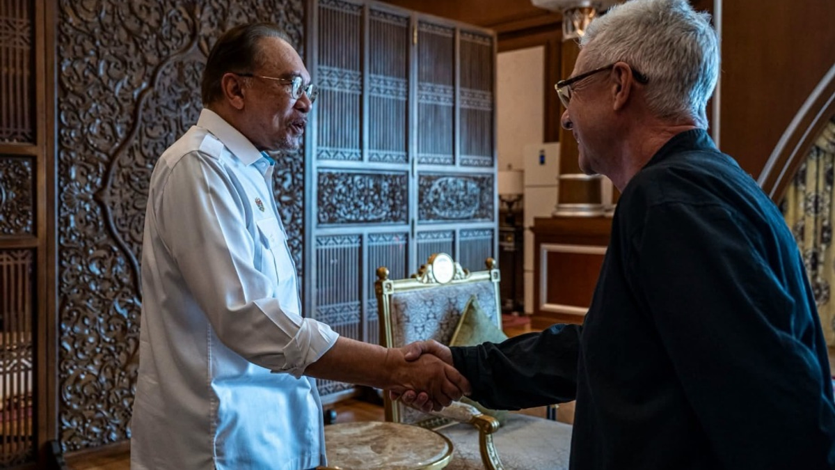 Anwar Confers with Singapore GP Director on Formula 1 Event at Sepang