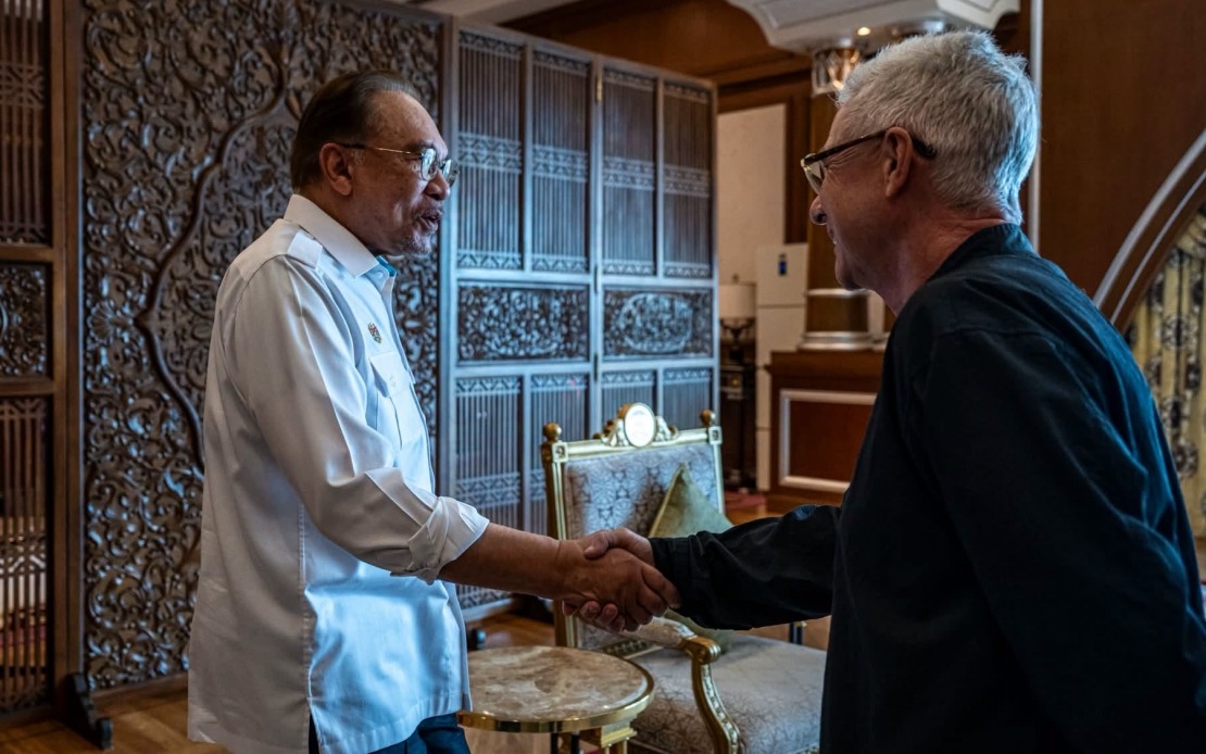 Anwar Confers with Singapore GP Director on Formula 1 Event at Sepang