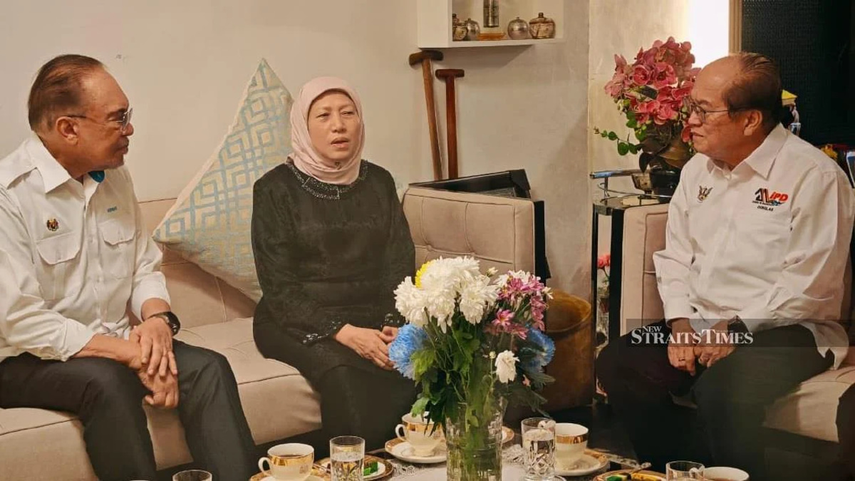 Anwar pays condolence visit to Nancy Shukri after minister's husband passes away