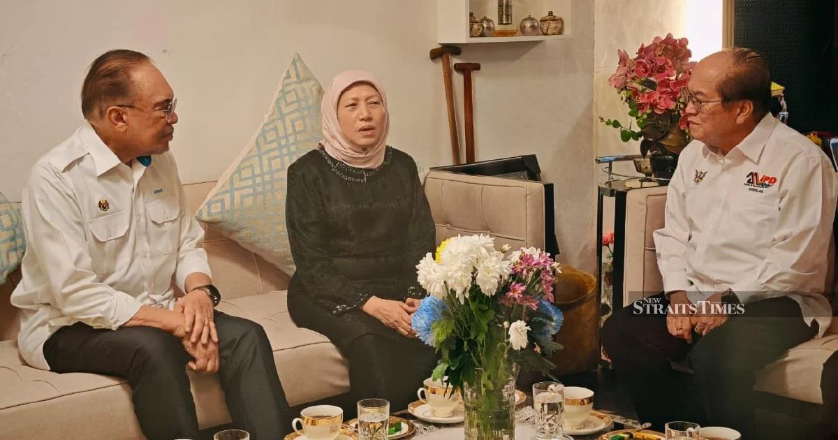 Anwar pays condolence visit to Nancy Shukri after minister's husband passes away