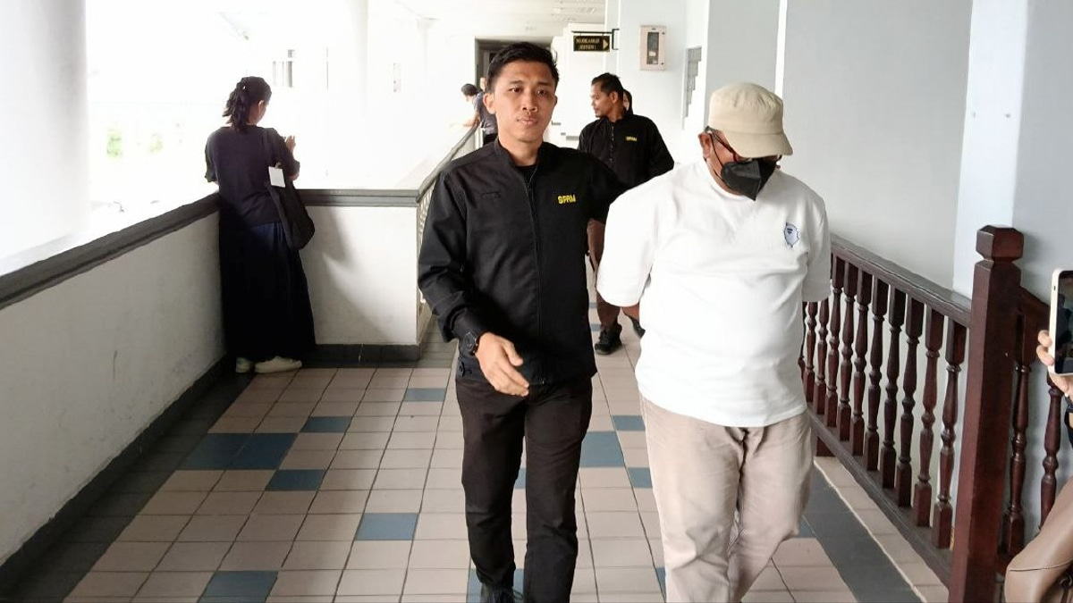 Immigration Officer Faces Bribery Charges for Taking Bribes from Restaurant Owner