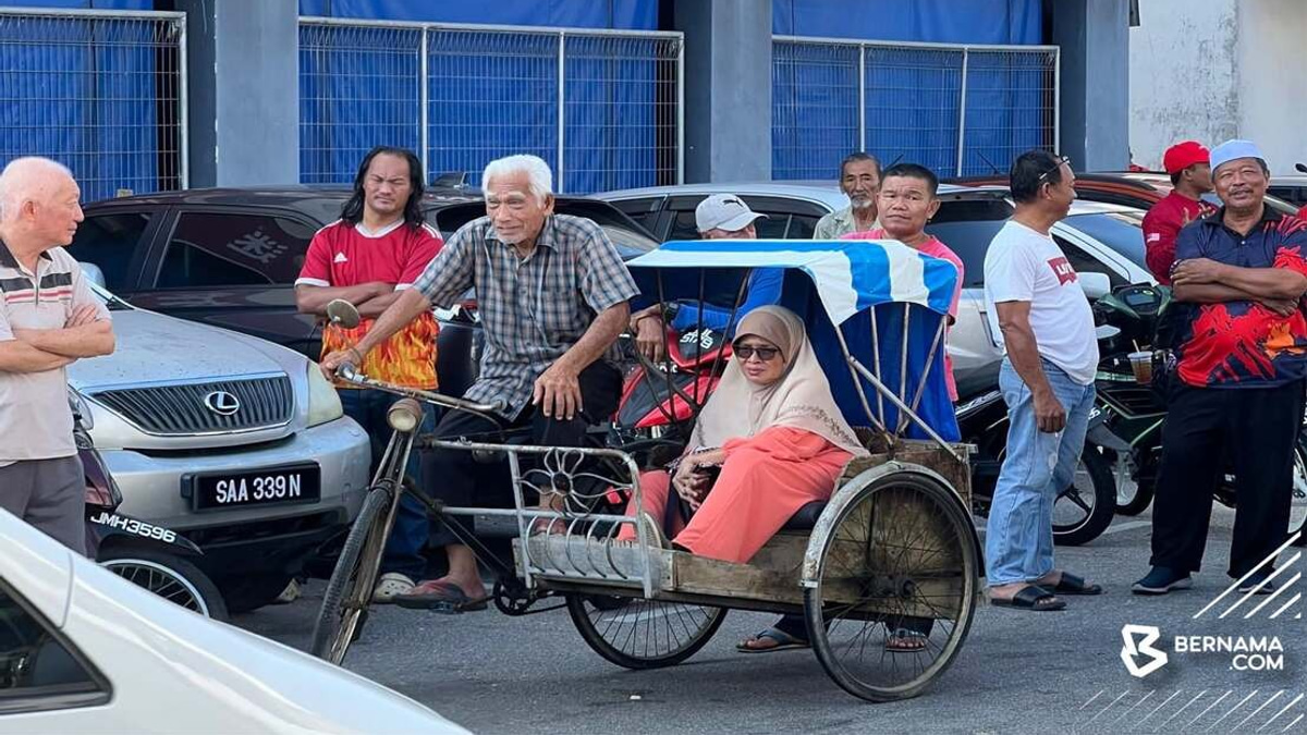Anwar Touched by Elderly Couple's Trishaw Journey to Meet Him in Johor