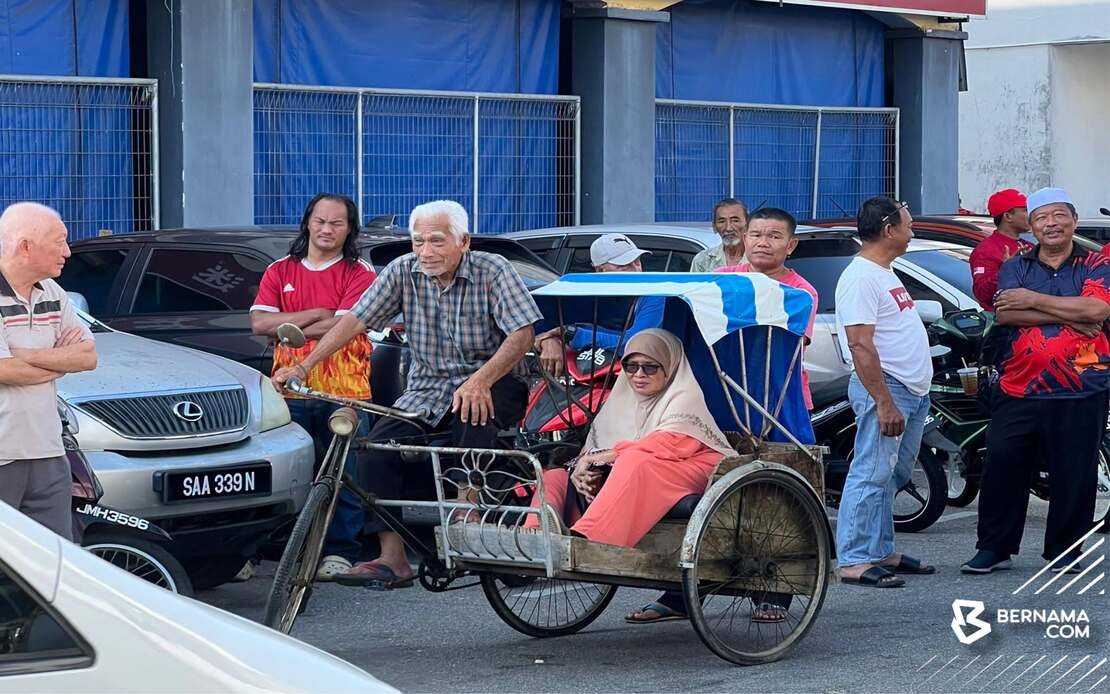 Anwar Touched by Elderly Couple's Trishaw Journey to Meet Him in Johor