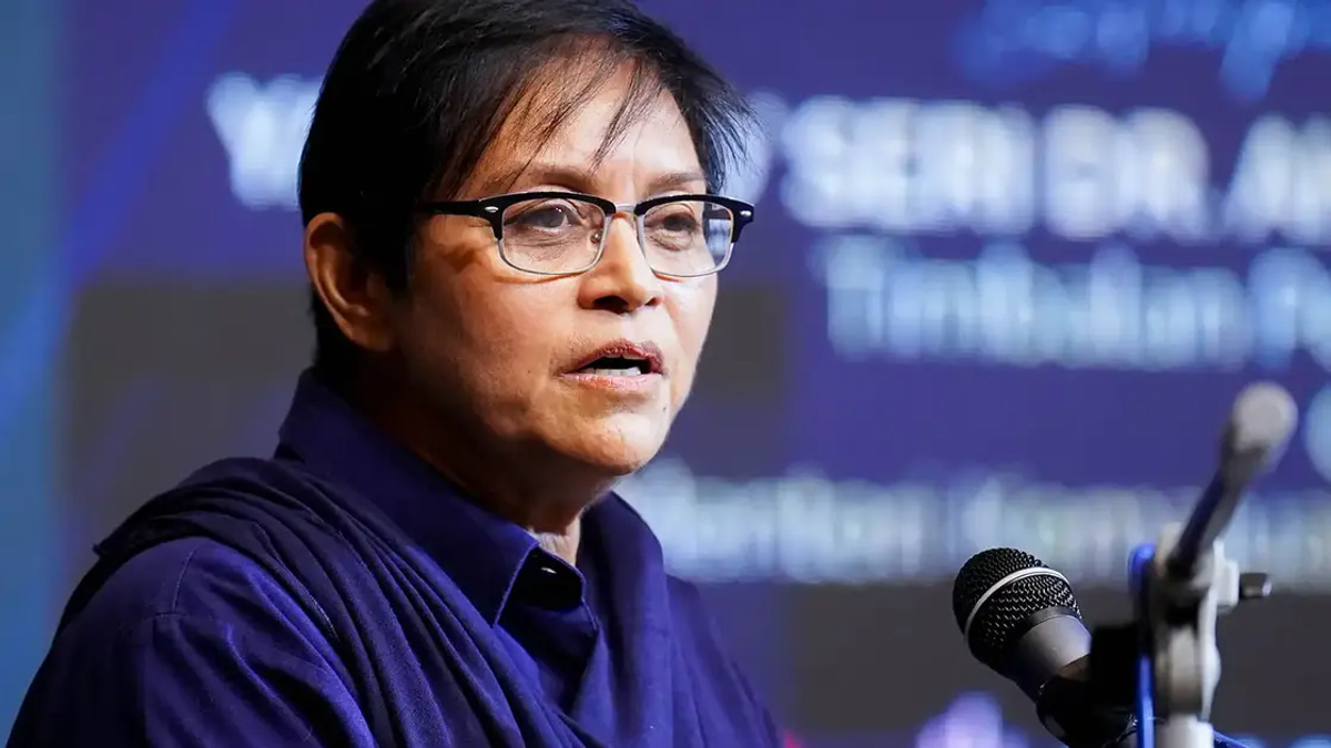 Malaysia Must Be Viewed as Permanent Home, Not Transit Hub, Azalina Tells PN