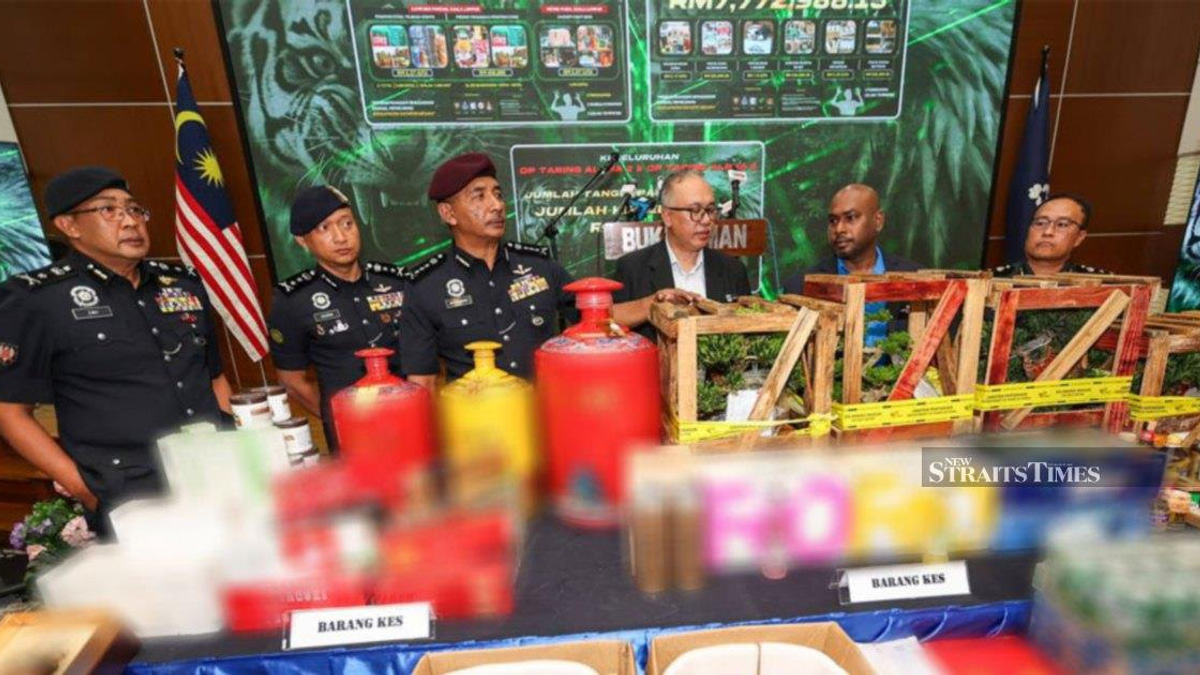 Police Break Up Smuggling Rings, Arrest Five and Recover RM12.8 Million in Goods