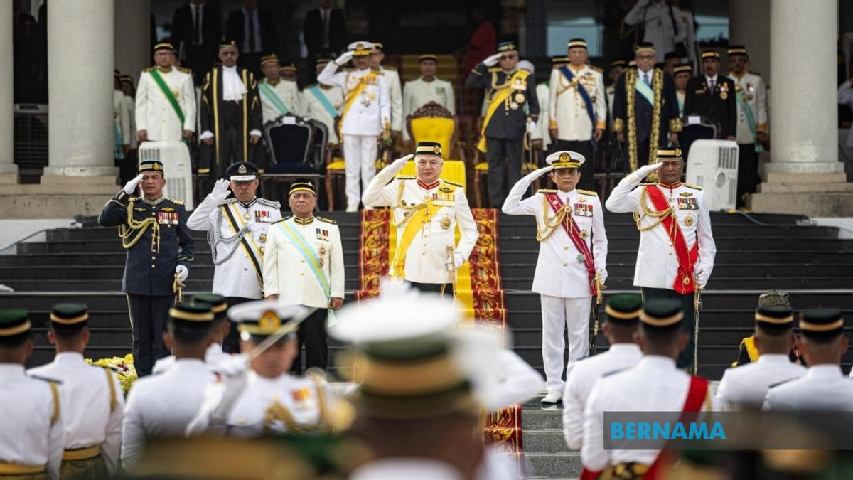 Sultan Nazrin Presides Over Perak Warriors' Day 2026, Opens New Military Mosque