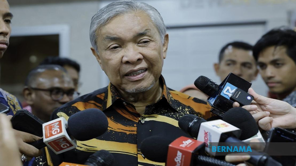 Civil Service Must Stay Above Politics, Ahmad Zahid Tells Administrators