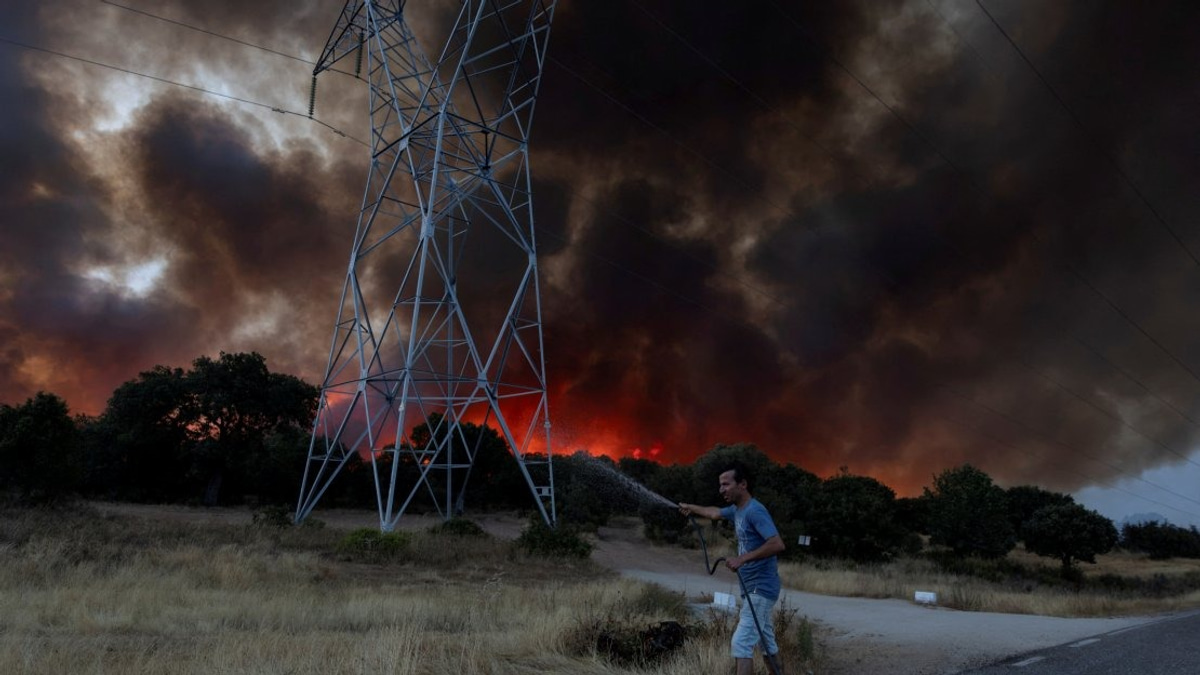Spain Evacuates Thousands as Wildfire Spreads Near Portuguese Border