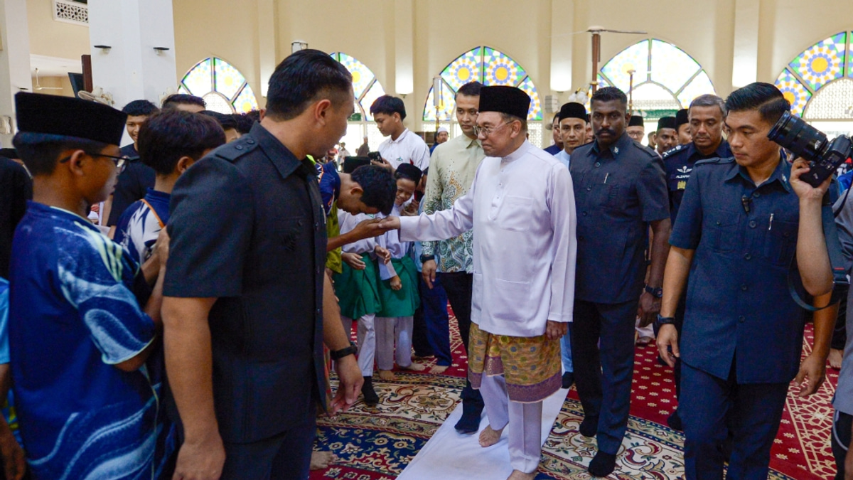 Malaysia's Economy Accelerates to 5.8% Growth in Q2, PM Celebrates at Nilai Mosque