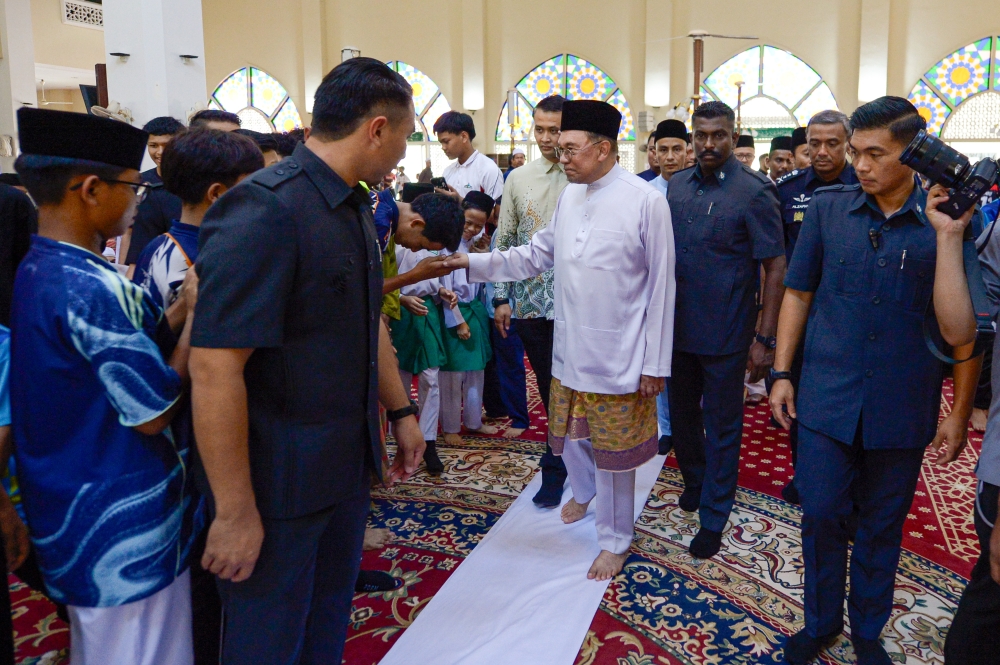 Malaysia's Economy Accelerates to 5.8% Growth in Q2, PM Celebrates at Nilai Mosque