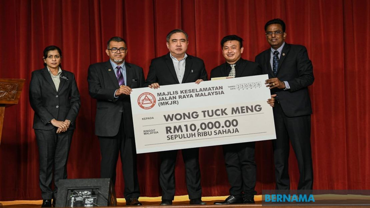 Lorry Driver Hailed as Hero After Saving 21 Bus Passengers Near Menora Tunnel