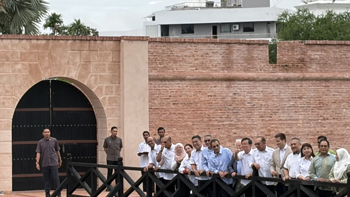 Anwar Calls for Reframing of Malaysia's Historical Narrative in Nation-Building