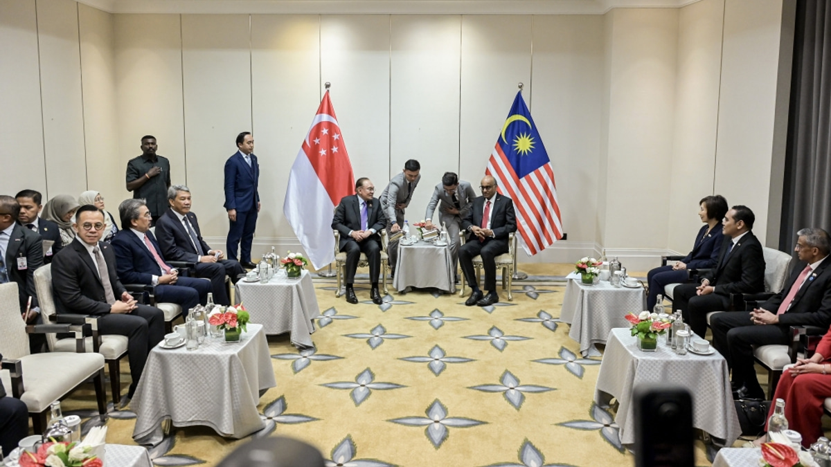 Singapore President Halimah Holds Substantive Talks with PM Anwar During State Visit