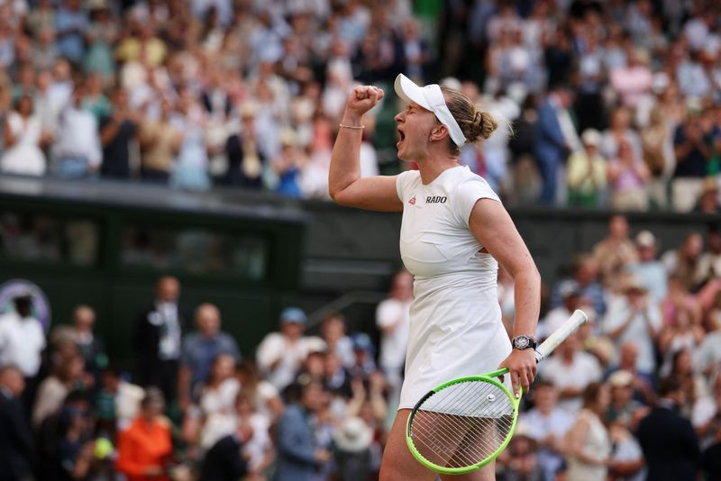 Krejcikova Survives Andreeva Scare to Reach Wimbledon Third Round