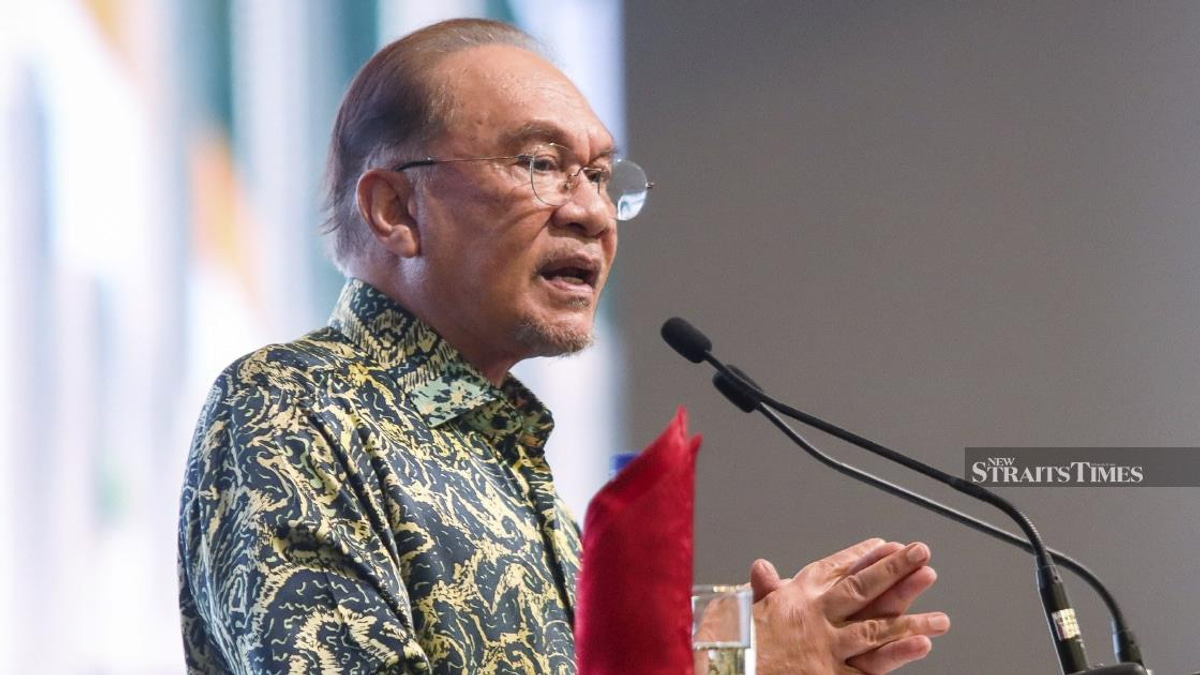 Anwar Calls on Malaysian Youth to Spurn Division, Work with Government