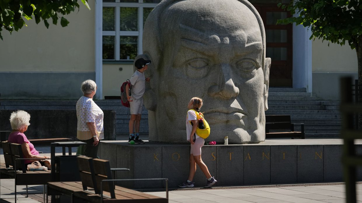 Estonia Charts Soviet Artistic Legacy as Nation Reckons with Occupation History